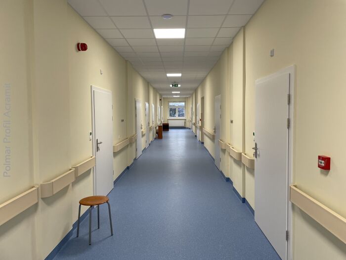 Szpital przyszłości – higiena i bezpieczeństwo dzięki płytom ochronnym ACRAMIT