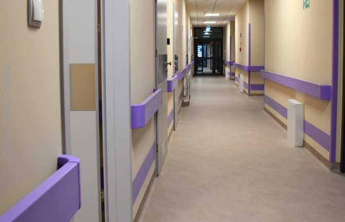 Poręcze i odbojoporęcze w placówkach medycznych – bezpieczeństwo i higiena